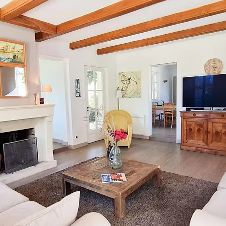 Dans Le Centre De La Couarde, Superbe Familiale Villa