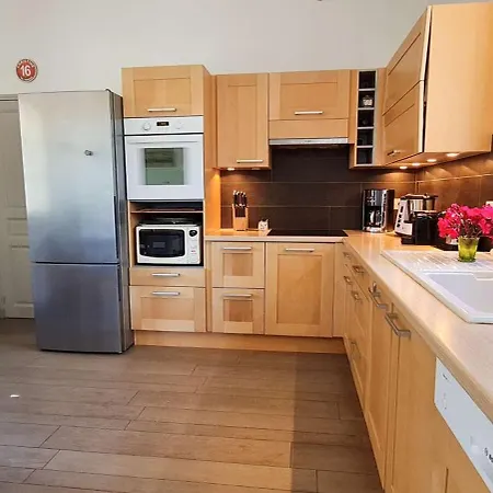 Dans Le Centre De La Couarde, Superbe Familiale Villa *