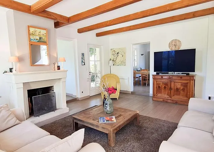 Dans Le Centre De La Couarde, Superbe Familiale Villa