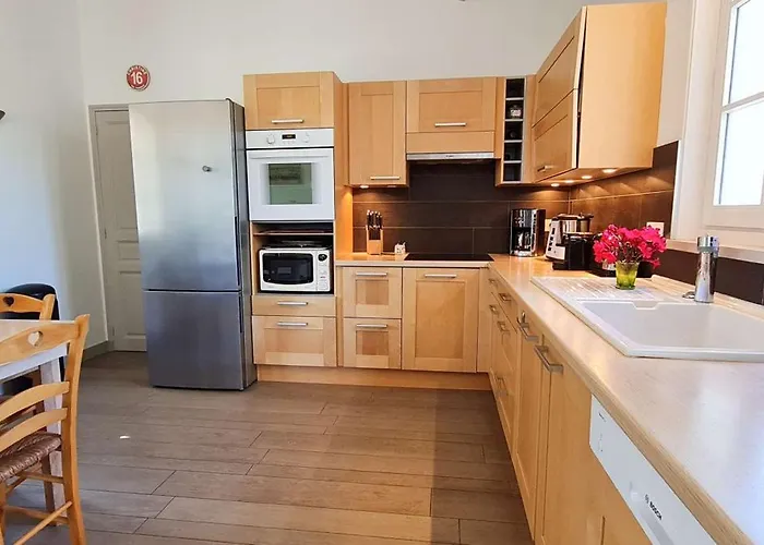 Dans Le Centre De La Couarde, Superbe Familiale Villa *