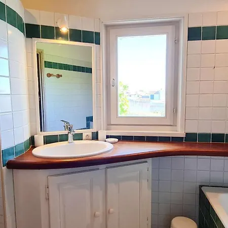 Dans Le Centre De La Couarde, Superbe Familiale