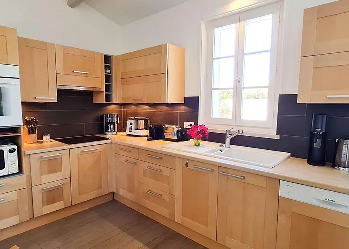 Dans Le Centre De La Couarde, Superbe Familiale Villa